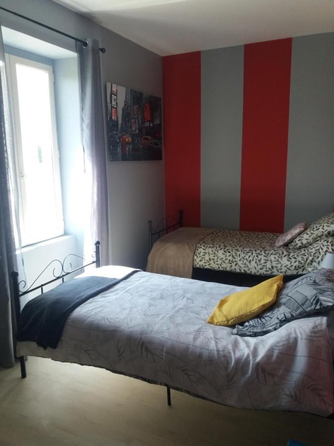 Gite Les Genets Le Vigeant Kültér fotó
